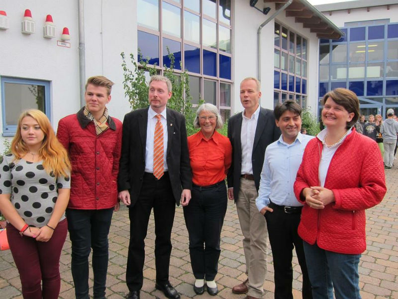 Nach der Podiumsdiskussion an der Marie Curie Schule in Ronnenberg
