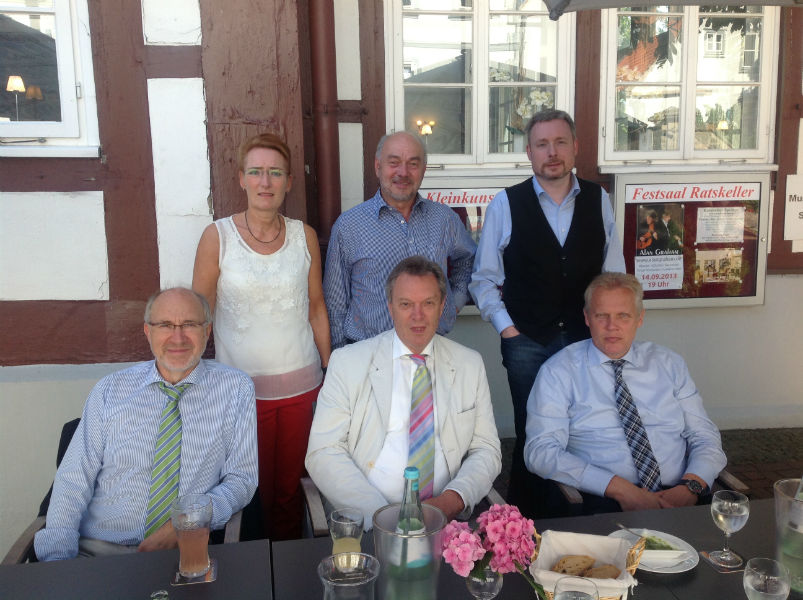 Gemeinsames Mittagessen mit Bürgermeister Hische (ganz rechts). v.l.n.r.: FDP-Vorsitzender Klaus Nagel, Christiane Hinze (stellv. Fraktionsvorsitzende der FDP in der Regionsversammlung), Bernhard Klockow (Fraktionsvorsitzender der FDP in der Regionsversammlung), Gerhard Kier (FDP Kreisvorsitzender der Region Hannover), Dirk Weissleder als Bundestagskandidat.