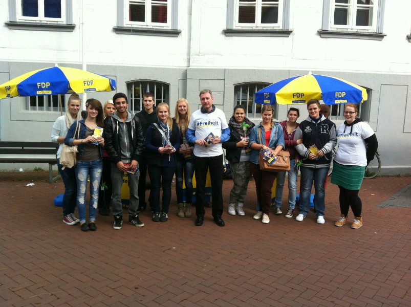 Schulklasse und JuLis am Wahlstand in Springe