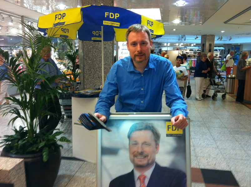 Trotzdem: Politik! Dirk Weissleder am Wahlstand im Leine-Center in Laatzen