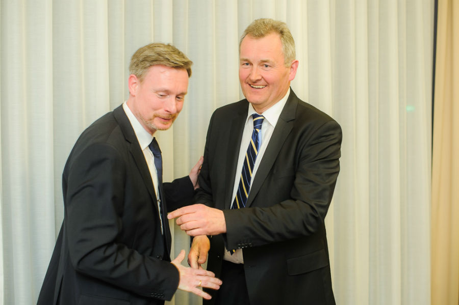 Dirk Weissleder gratuliert dem neuen FDP-Bezirksvorsitzenden Heuer Werner zur Wahl (Foto: Stefan Simonsen, www.simonsenphoto.com)