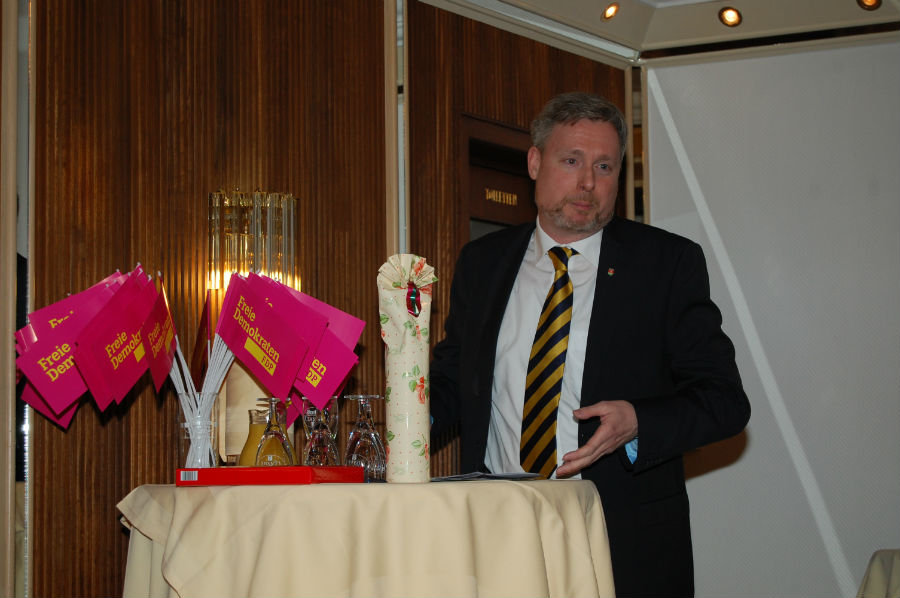 Dirk Weissleder gegrüßt die Gäste aus allen in Rat vertretenen Parteien sowie Verbänden